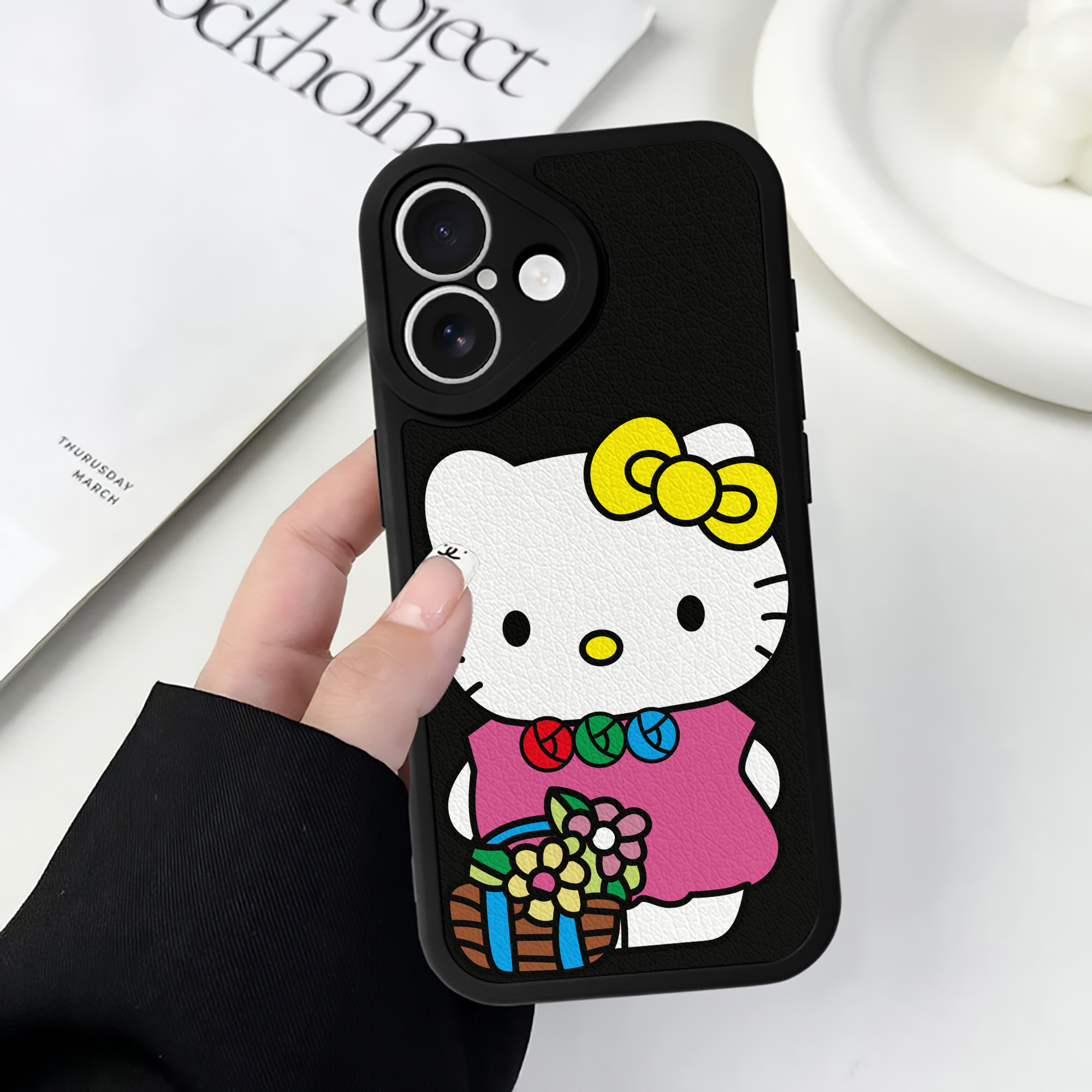 （画像用） Hello Kitty ハローキティ 【iPhone 16シリーズ対応】シリコンスマホケース（レザー調） 材質：シリコン